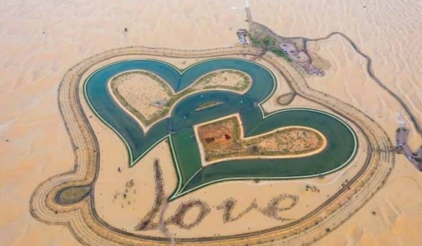 Дубайское озеро Любви: два сердца посреди пустыни