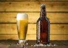 Почему пиво обычно продается в коричневых или зеленых стеклянных бутылках
