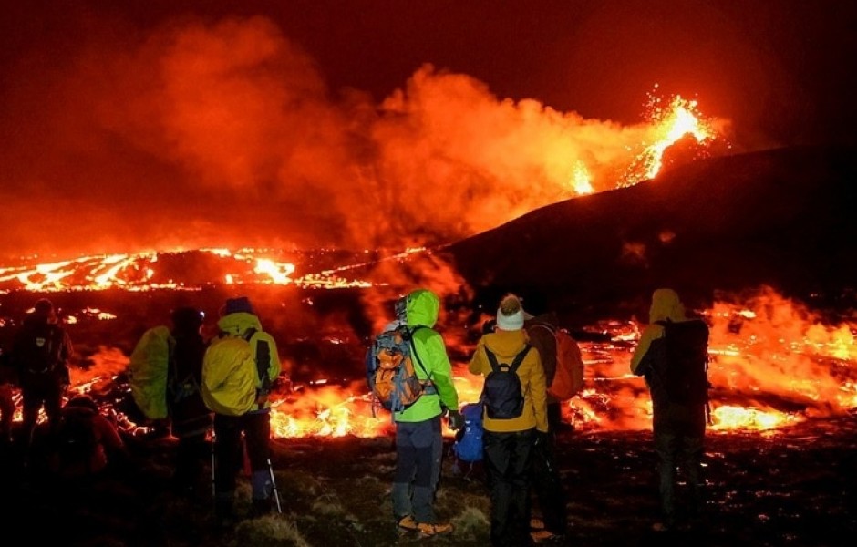 Толпы туристов прутся к исландскому вулкану, извергающемуся впервые за 6000 лет