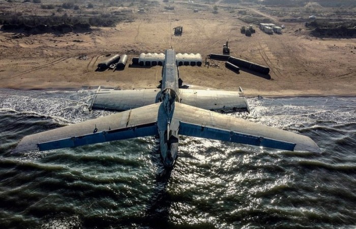Секретный летательный аппарат советской эпохи вытащили на пляж в Дагестане