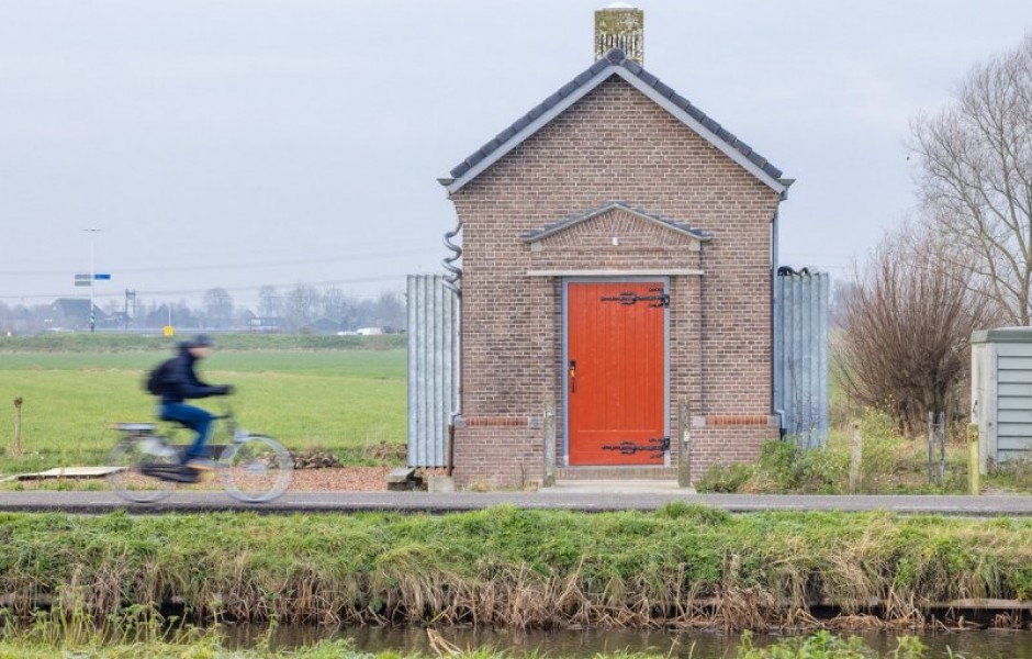 В Нидерландах старую трансформаторную будку превратили в хижину для туристов