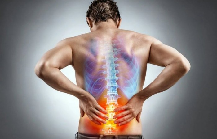 Может ли запор быть причиной боли в спине