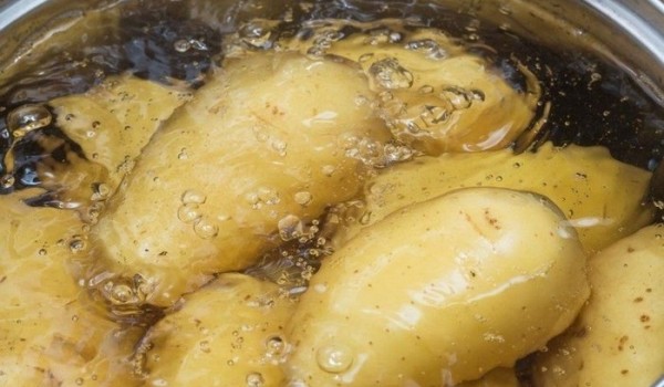 В кастрюле осталась вода из-под картошки: почему сливать ее в раковину - досадная ошибка