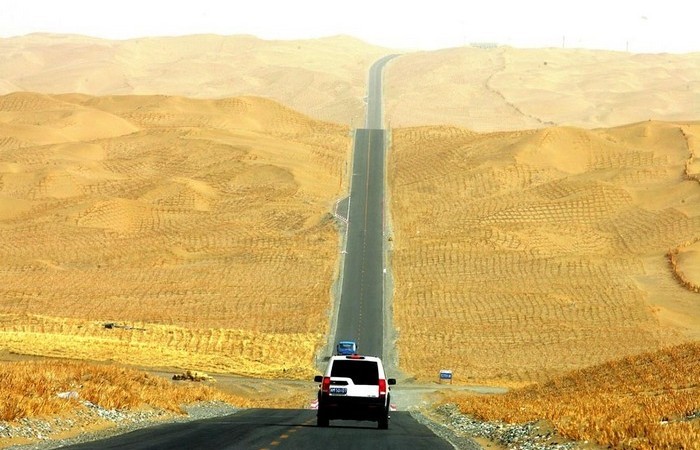 Для чего Китай построил самую длинную дорогу в пустыне среди барханов