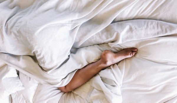 Почему врачи не советуют спать без одежды