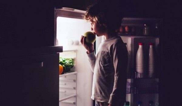 Почему в холодильном отделении есть свет, а в морозильной камере нет?
