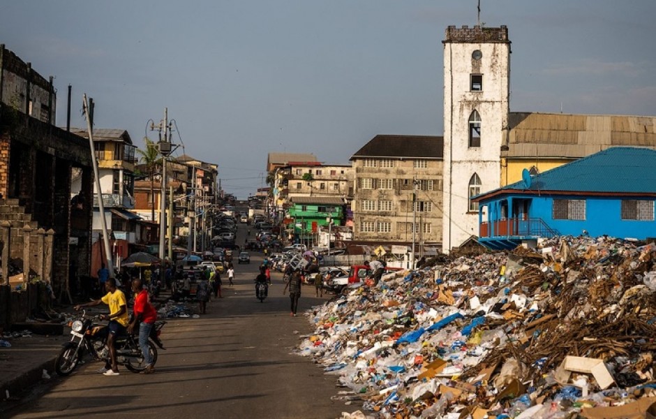 Либерия – страна свободного мусора (22 фото)