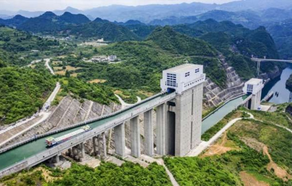 Китайцы научились переправлять гигантские суда через реки и плотины с помощью лифта