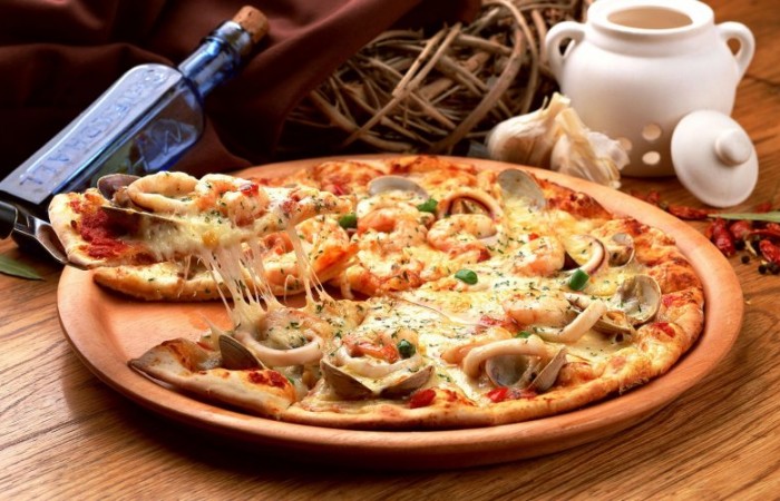 Пицца с морепродуктами: правильный соус и сочетания с ингредиентами