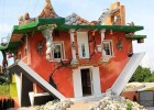 10 необычных перевернутых домов