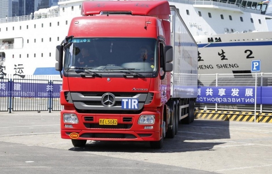 Почему грузовики с полуприцепами называют «фурами», и что означает на них надпись «TIR»