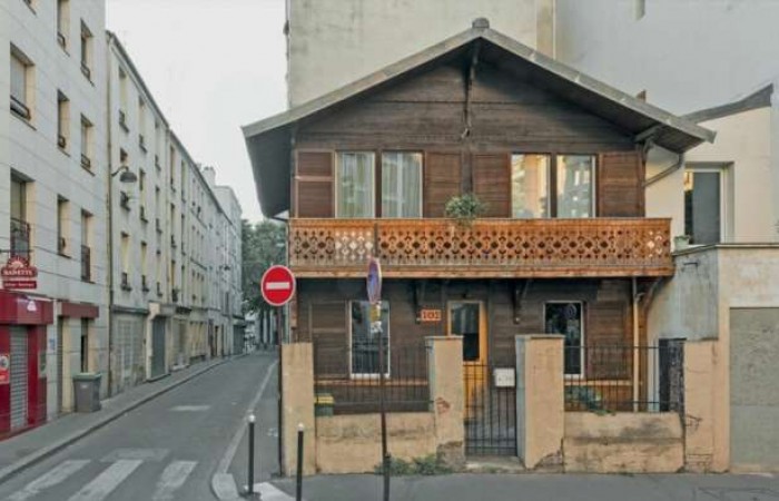 Откуда посреди Парижа взялось старое деревянное шале (8 фото)