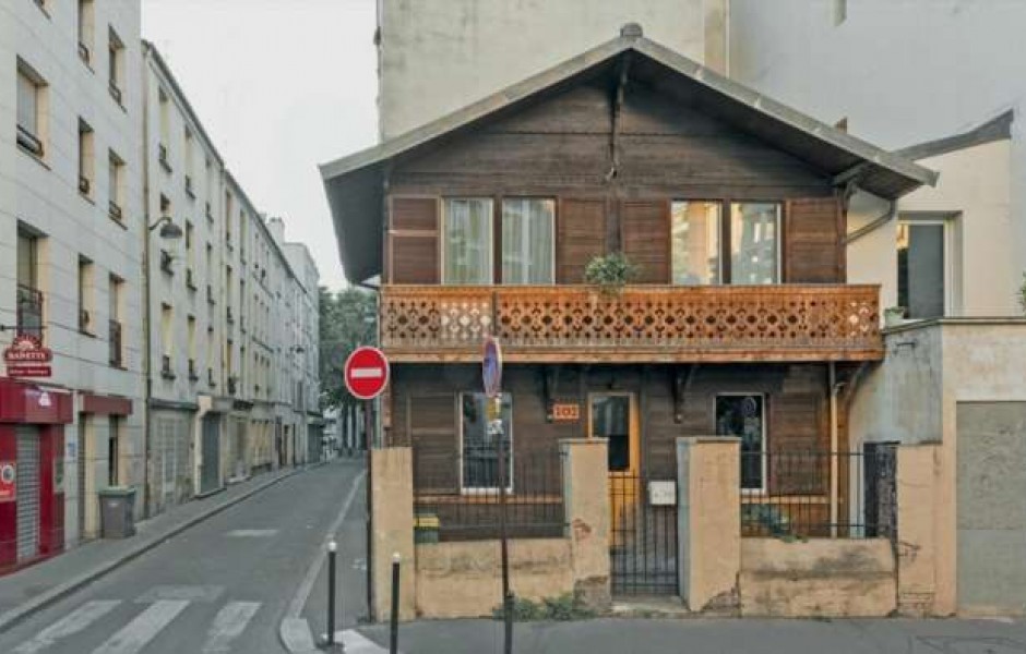 Откуда посреди Парижа взялось старое деревянное шале (8 фото)