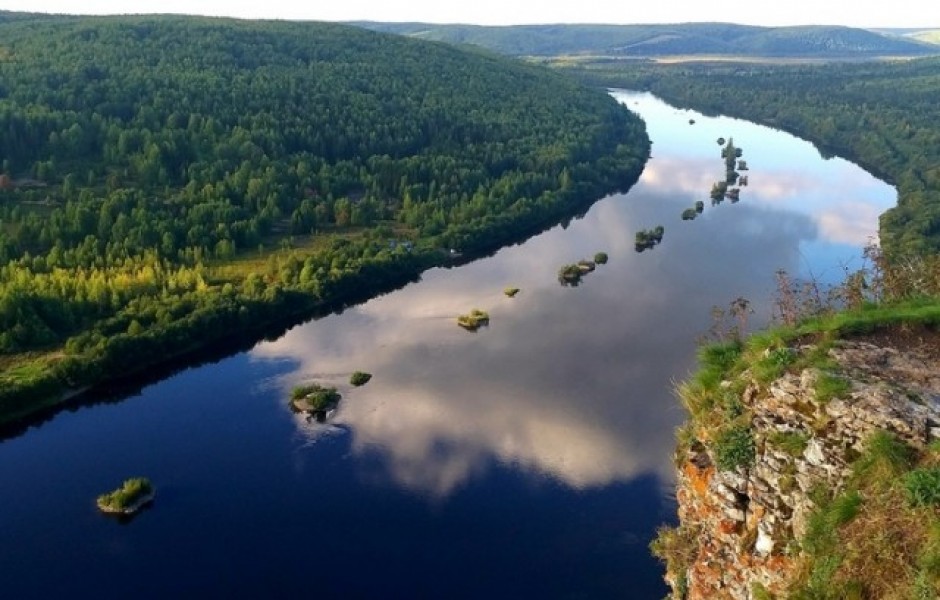 Посреди уральских рек виднеются рукотворные островки: кто и зачем их создал