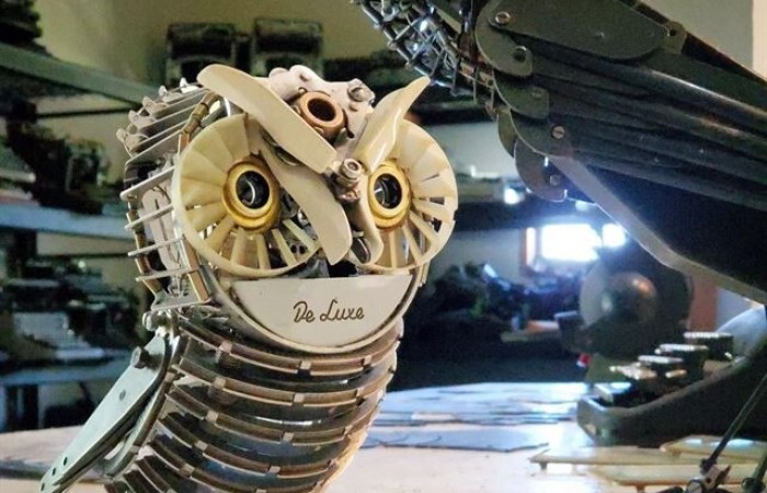 Металлические скульптуры птиц, созданные из старых механических пишущих машинок (11 фото)