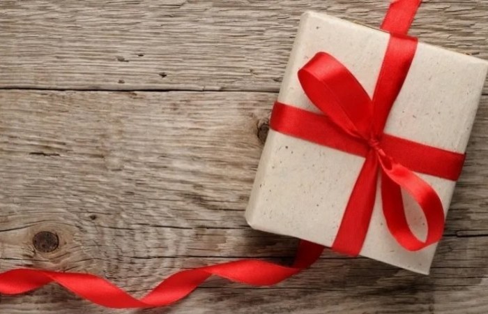 Что подарить женщине на праздник: перечень небанальных подарков