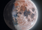 Астрономы-любители сделали детальный снимок Луны. На снимке можно рассмотреть рельеф спутника, детали и цвета