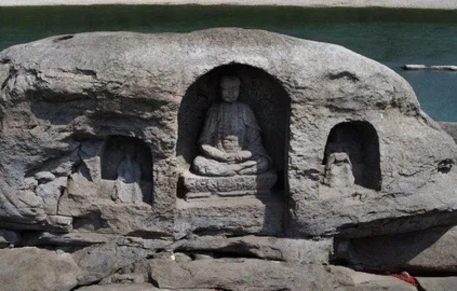 Древние буддийские статуи показались в обмелевшей реке Янцзы