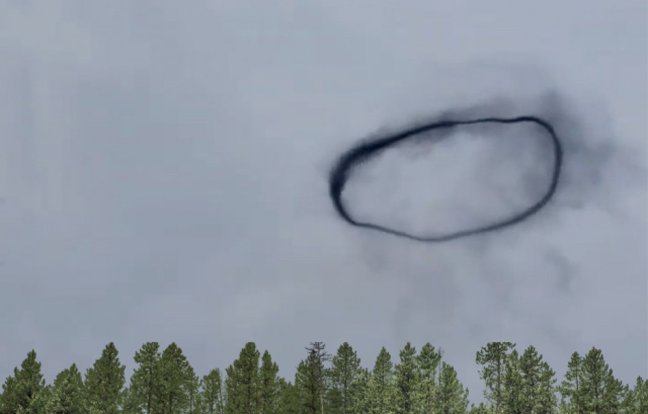 «Портал в ад»: жуткое дымовое кольцо заметили в небе над Вьетнамом
