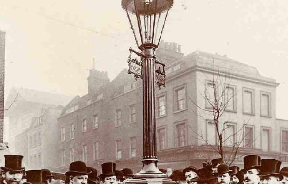 История Pluto Lamp: как уличные фонари в Лондоне XIX века продавали горячий чай и связывали людей с полицией