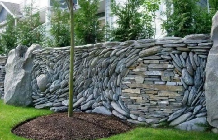 Забор из камней: разнообразие материалов