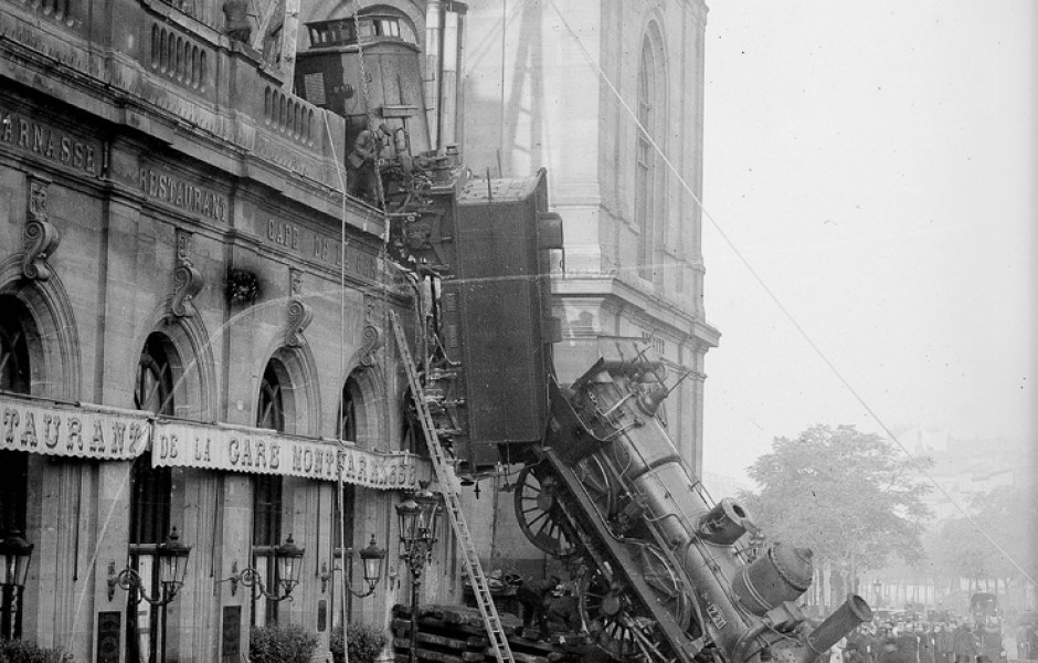Крушение поезда на вокзале Монпарнас – одно из самых известных и впечатляющих железнодорожных происшествий (1895) (7 фото)