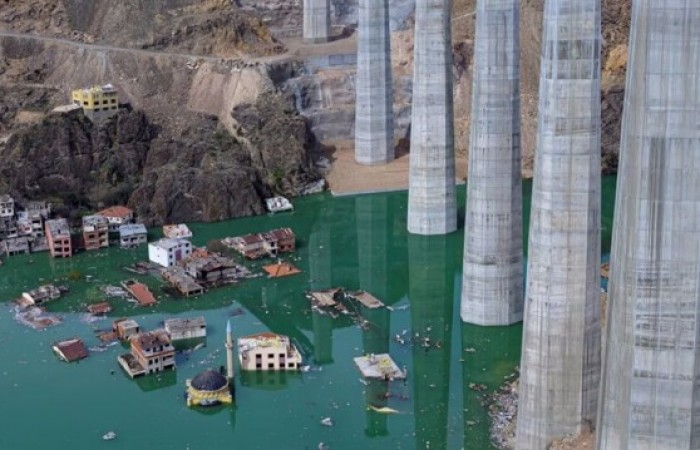 Фотографии города, уходящего под воду заполняющегося водохранилища (16 фото)