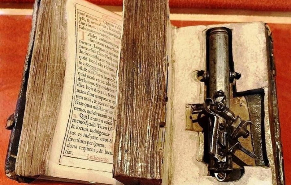 Кокетство конспирации: посмотрите, что умудрялись прятать в книгах 500 лет назад