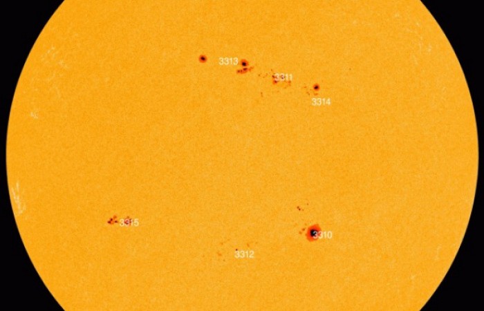 На Солнце появилось огромное пятно, которое видно без телескопа