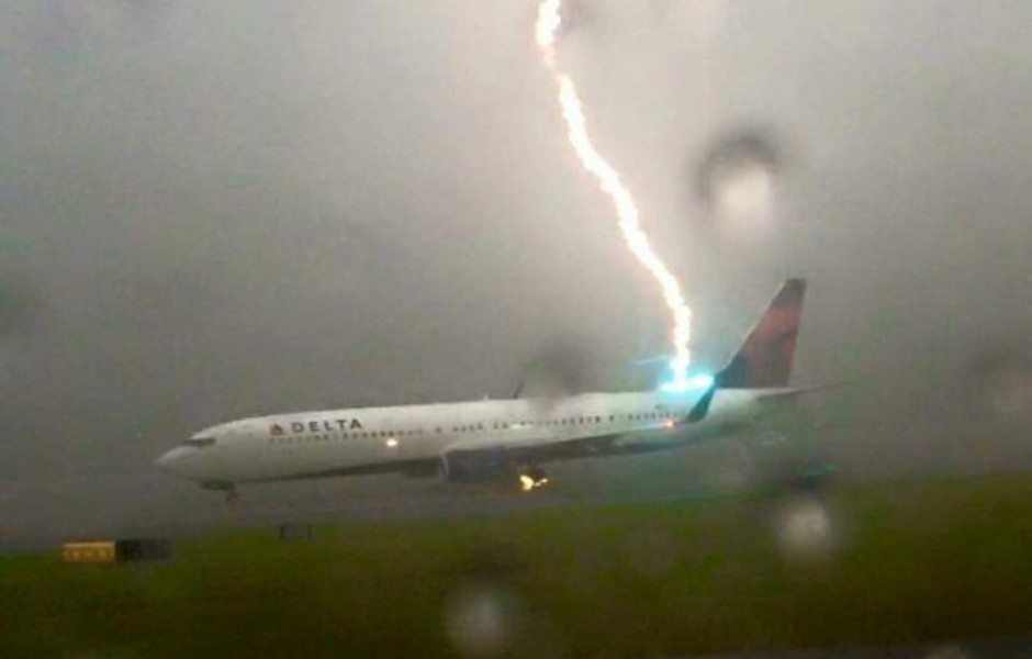 Что происходит, когда молния попадает в самолет?