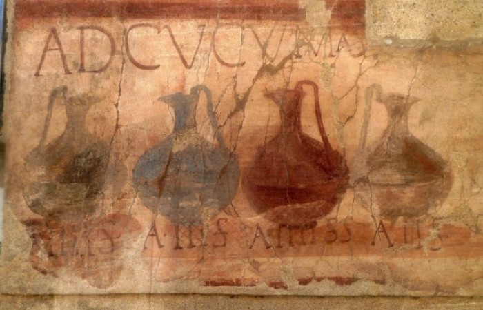Реклама выпивки возрастом почти 2 тысячи лет у дверей таберны «AD CUCUMAS» в Геркулануме