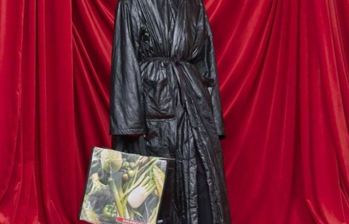 Balenciaga выпустила сумку-тоут за 177 тысяч рублей - в России такие продаются в 