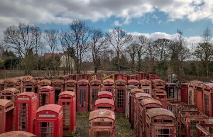 Кладбище красных телефонных будок на окраине Лондона (11 фото)