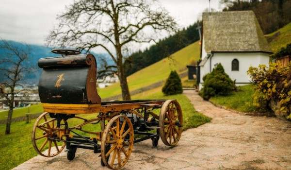 Первый автомобиль, построенный компанией Porsche, был найден в сарае нетронутым более века (5 фото)