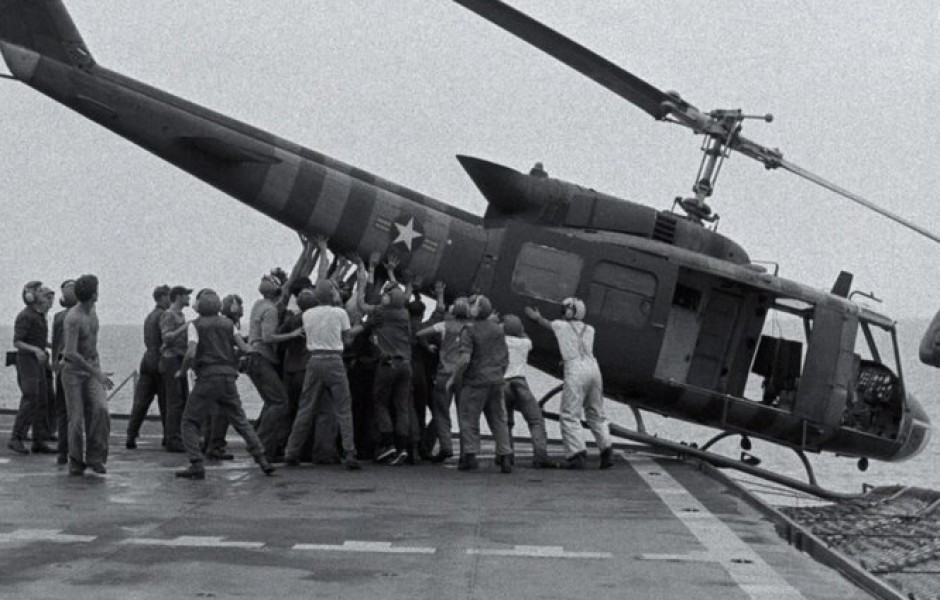 Операция «Порывистый ветер»: зачем сбрасывать вертолеты с авианосцев в море