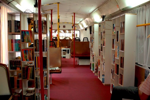 Библиотека в старом троллейбусе (4 фото)
