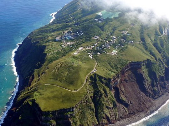 Вулканический остров с населением в 250 человек (11 фото)