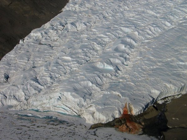 Красный водопад в Антарктиде (9 фото)