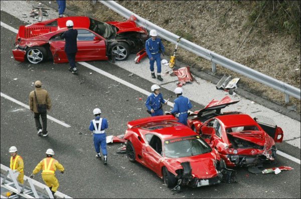 Самая дорогая дорожная авария в мире (2 фото)