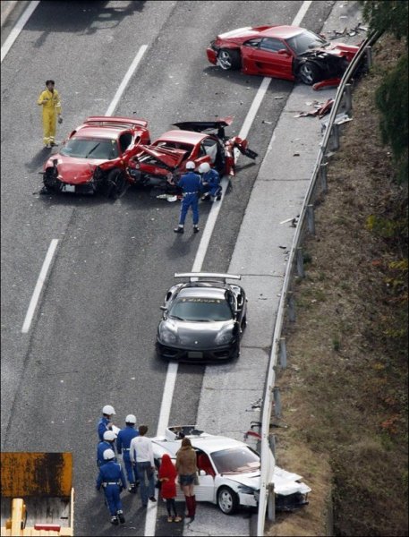 Самая дорогая дорожная авария в мире (2 фото)