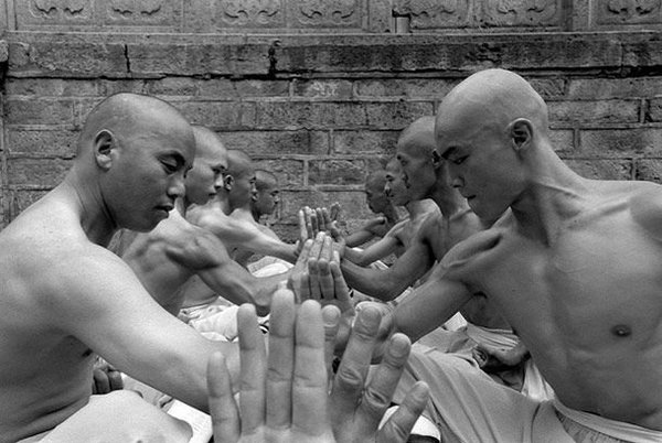 Чудеса, которые вытворяют Шаолиньские монахи (9 фото)