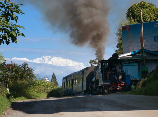 Узкоколейка с действующими паровозами в Гималайских горах (13 фото)