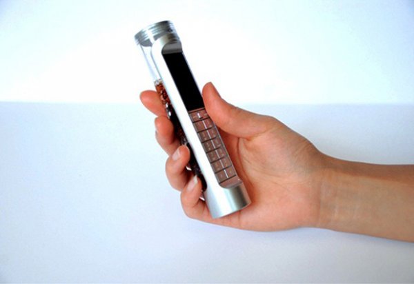 Существует мобильный телефон работающий на кока-коле (6 фото)
