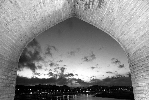 Знаменитый арочный мост Кхаджу (7 фото)