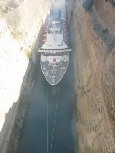 Коринфский канал в Греции (13 фото)