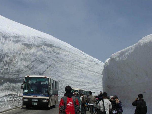 Коридор из снега высотой 20 метров (7 фото + видео)