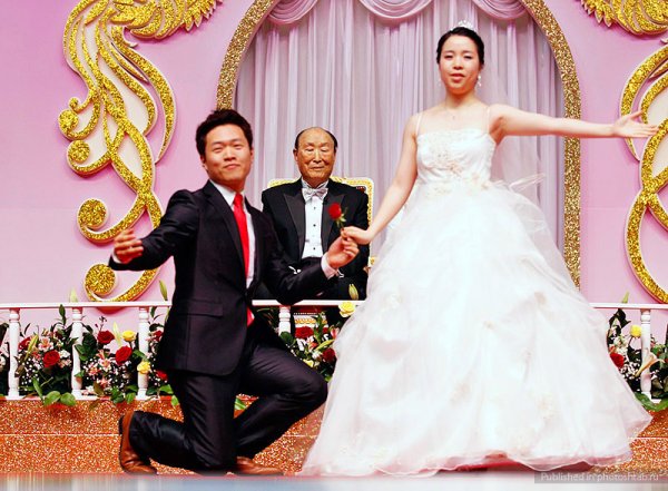 На стадионе в Южной Корее поженились 5200 пар (7 фото)