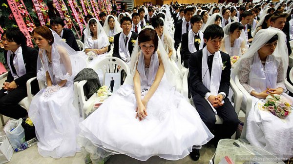 На стадионе в Южной Корее поженились 5200 пар (7 фото)