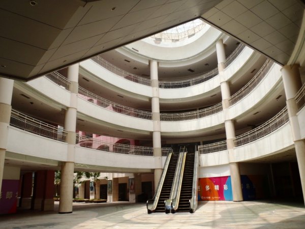 Самый крупный торговый центр в мире на 99% пуст