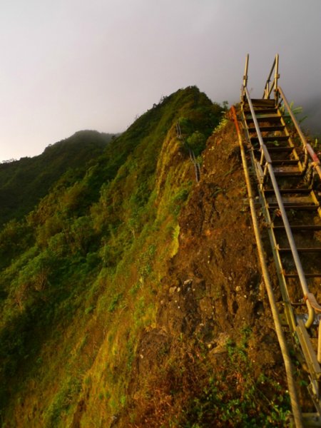 Лестница Хайку на острове Оаху (13 фото)
